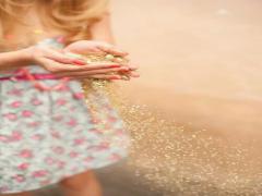 さり気なくも豪華にもアレンジできるゴールドネイル集