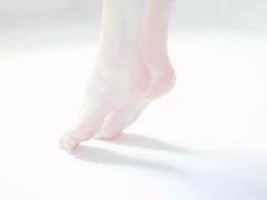 この発想はなかった！【裏ワザ】100均の“アレ”がヒールの痛みを解消
