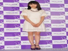 二階堂ふみ、さし色で“ホワイトコーデ”をレディに着こなし＜ファッションチェック＞