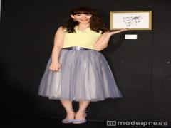 小嶋陽菜、春の淡色ガーリーコーデは“リップ”がポイント！＜ファッションチェック＞