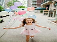 キラキラ可愛いを閉じ込めて♡懐かしおもちゃを使ったネイルデザイン