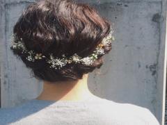 その、後ろ姿で感謝を。生花ヘアアレンジだからこそ花言葉を添えたいの♡