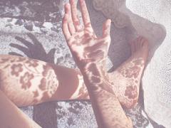 シンプルネイルに大ぶりのビジュー＊大人で色っぽエレガントな指先に