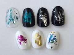 指先にキラキラ輝く個性と新しさ。神秘的な"近未来ネイル”