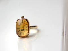 時を刻む大切なモノが小さく愛おしく。”moco”の指時計が素敵♡