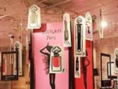 憧れのパリジェンヌのお部屋でメイクアップ♡今年注目の"香るリップ"って？