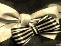 まるで宝石をまとったよう。“ストーン一点盛りネイル”で大人シンプルな指先に