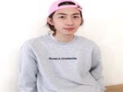 プラチナブロンドカラーでスタイリッシュな透明感のあるヘアに変身♡