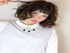 「落ち感」が旬のヒント。重力に逆らわない無造作ヘアで、とろんと隙見せ♡