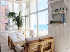 そこはまるでビーチサイド。沖縄県北谷町「Mylo Plus Cafe」