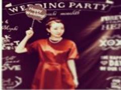 ぱっつん毛先からチラ見せ。マチルダボブとアクセサリーのかわいいコンビ