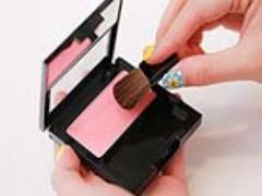 照れてる姿がかわいい？ポッと染まった「耳チーク」で恋がはじまる予感♡