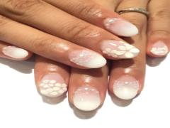 ホワイトで奏でる幸せの指先。気品と可憐さを纏ったブライダルネイル15選