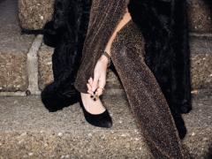 赤ネイルと、白と黒の服の競演。大人にも少女にもなれる赤を使ったネイル16選