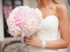 晴れの舞台だから♡ウエディングドレス向けのネイルデザインカタログ見せちゃいます