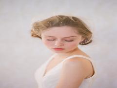 鎖骨みせが魅力のVネック。せっかく買ったのにその魅力半減させてしまってない？