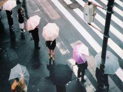 憂鬱な雨の日に可愛いのスパイスを。紫陽花が香る梅雨ネイルデザイン