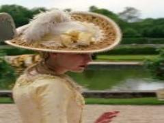 いつの時代も憧れの的。春はLADUREEのコスメでパリジェンヌに