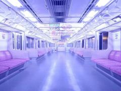 大人女子は電車内で"立つ"を選ぶ。座ると立つの使い分けがデキる効率化女子に