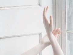 春の陽射しさえあなたの味方。キラキラ反射するホログラムネイル＊