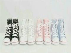 コンバース✕ワンカラーネイルの"おそろい"が気分。シンプルだからこそおしゃれが引き立つ