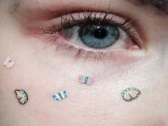 次なるトレンド “こめかみチーク” で毒っ気のあるガーリーフェイスを叶えろ♡