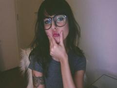 薄着の季節はメイクにカラーを取り入れて♪プチプラでHAPPYフェイス