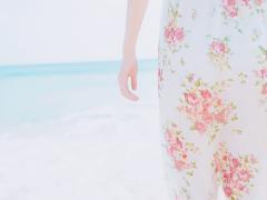 風と共にそよぐ。3つの‟チラ見せバング”が物語る夏の涼しげladyの姿とは