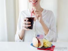 ひたすら食べちゃう…生理前の食欲を抑える方法