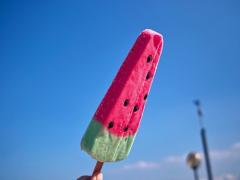 3年ぶりの復活！夏の定番「スイカバー」にチョコかけちゃいましたっ♡