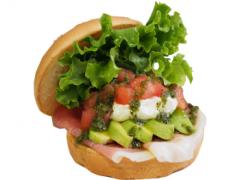 生ハム、アボカド、チーズの相性抜群！フレッシュネスから贅沢サンド登場