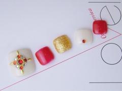 華やかレッド？知的ネイビー？定番2色で "夏レディ" をつくるフットネイル20選