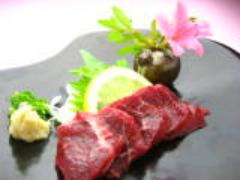 板橋駅から徒歩30秒！レトロな雰囲気の中で馬肉を楽しめる「馬の串ん」がアツい