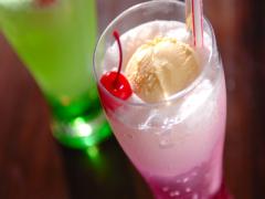 今年の夏は、シュワッと弾けてキラキラ輝く。ご当地クリームソーダ巡りをしよう