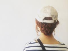 夏は爽やかヘアアレンジ。キャップで魅せる新しいワタシ