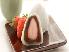 レンジでチンして、くるっと包んで出来上がり♡簡単すぎる手作り苺大福レシピ