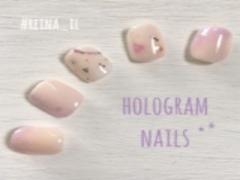 ホログラムネイルで、はかなくて可愛い指先を演出しよう