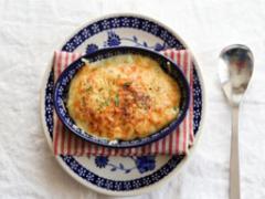 食卓に溢れる”可愛い”を指先に。お皿の美しさを写しこむお皿ネイル