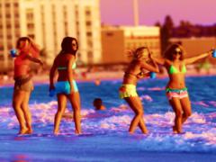 はじける夏！思い切りはしゃいでも落ちないリキッドアイライナー3選