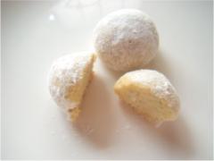 卵もバターもいらないの♡材料3つレンジで2分「スノーボールクッキー」