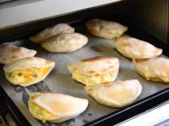 カリッとひとくち中からとろ～り♡餃子の皮で作る簡単「カルツォーネ」レシピ