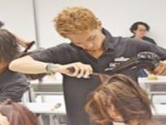 トレンドヘアに変身！人気の“ハーフアップお団子”に合わせたいヘアアクセとは