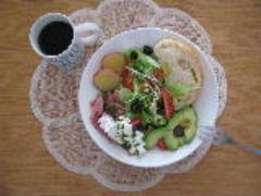 4つのポイントをおさえるだけ♡満足感たっぷりお家で作るカフェ風サラダレシピ