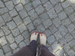 【定番】ちらりと見える赤がポイントなの。"サンダル✕赤ネイル"の足もとコーデ