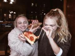 チーズたっぷりの巨大ピザはいかが？ピザ好き女子ならスポンティーニにむかえ！