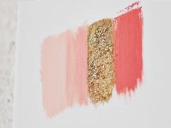 シンプルに美しく。大人ピンクコーデには、ゴールドな指先がマスト