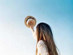 お肌もいたわるUVケア。紫外線対策にはETVOSのベースアイテムを