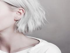 暑苦しいなんて言わせない。夏でも涼しい〈スモーキーネイル〉でアンニュイな指先を