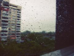 知って得！広がる髪と崩れるメイク...可愛いを邪魔する雨の日に打ち勝つ秘訣