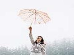 私のかわいいは雨ニモ負ケナイ。梅雨を生かす"濡れツヤFace"のつくり方